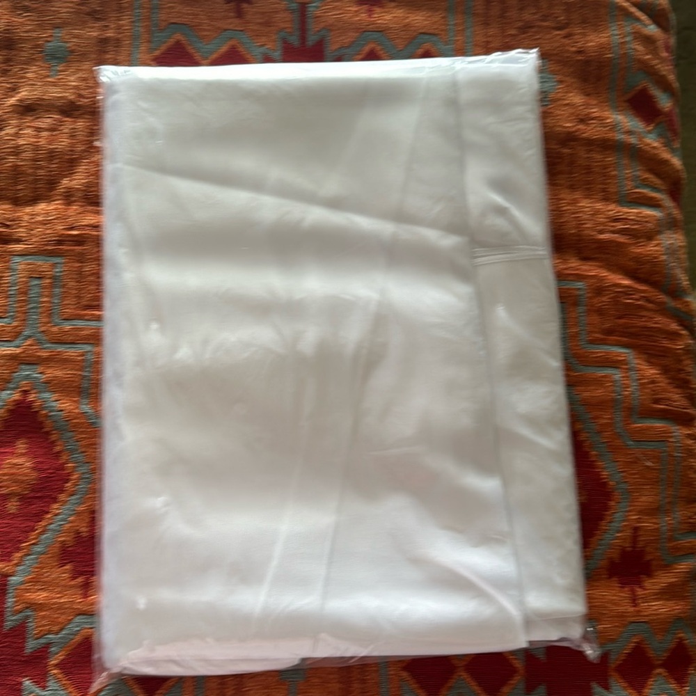 90x132 white tablecloth never used in package